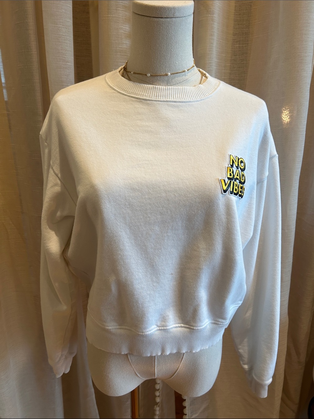 American Eagle Outfitters White 'No Bad Vibes' Embroidered Crewneck Sweatshirt